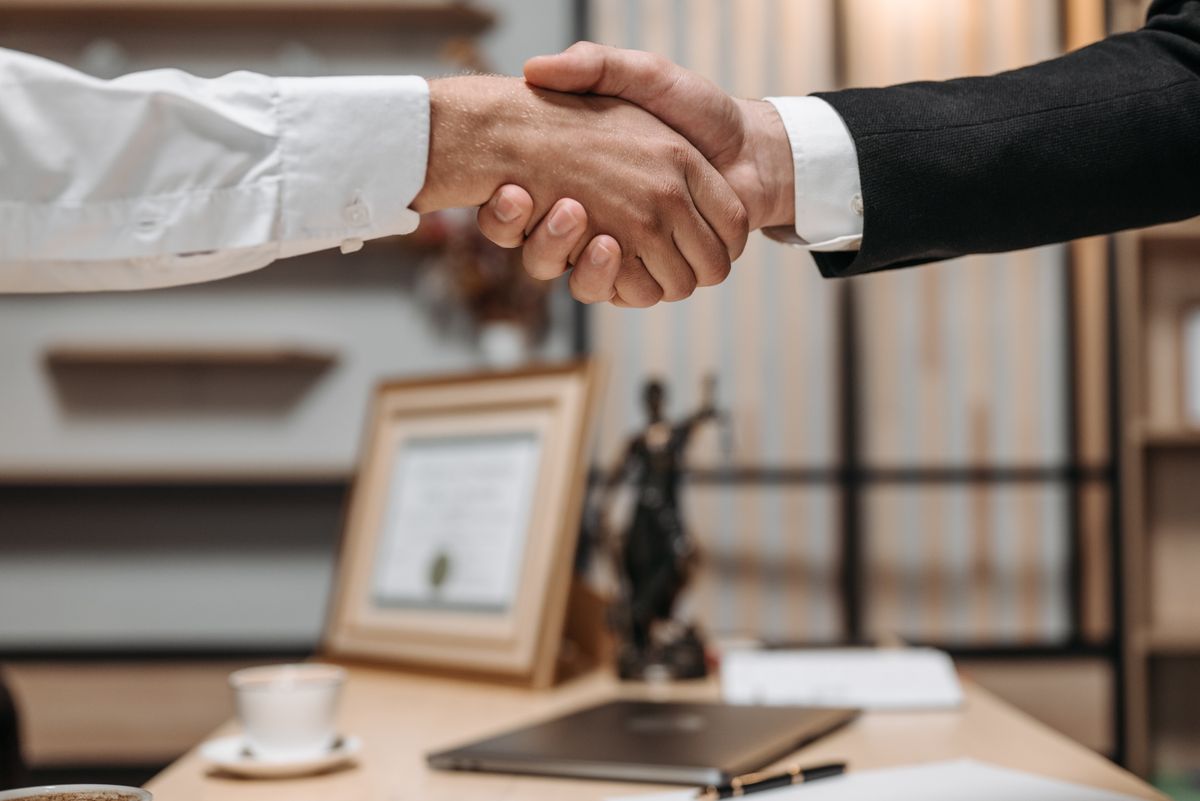 Parceria de negócios: aperto de mãos entre agência e cliente